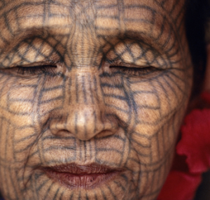 Tatuaje de las mujeres de Myanmar